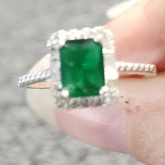 Silvertone and Green Gemstone Ring - Picture 2 of 8